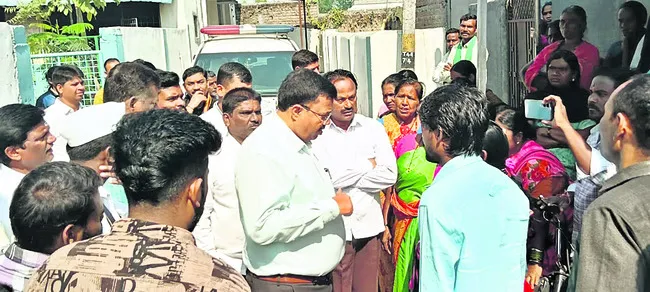 విద్యార్థిని దూషించిన టీచర్‌ సస్పెన్షన్‌