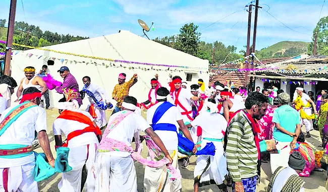 కనులపండువగా అమ్మవారి ఉత్సవం ప్రారంభం 