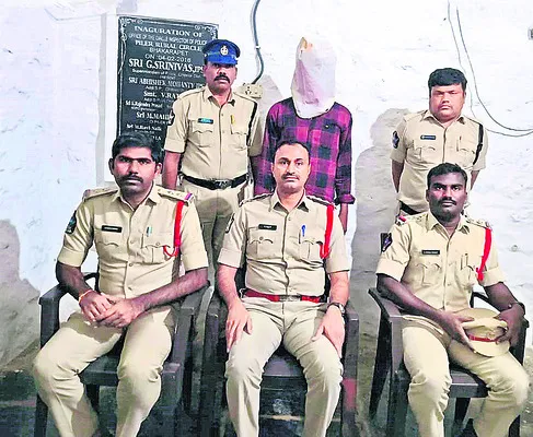 ఘరానా మోసగాడు అరెస్టు 