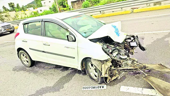 డివైడర్‌ని ఢీకొన్న కారు 
