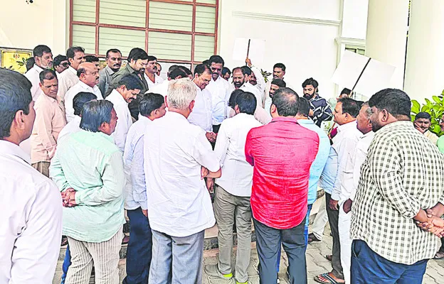 ఇండస్‌ స్కూల్‌ వద్ద ఎమ్మెల్యేల ఆందోళన 