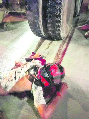 లారీ కింద పడి యువకుడి దుర్మరణం 