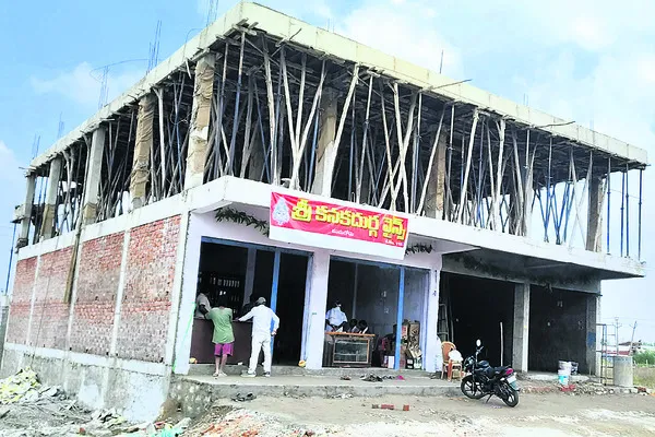 గ్రామ శివారుకు తరలిన మద్యం దుకాణాలు