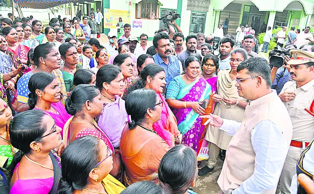 కలెక్టర్‌ గ్రీవెన్స్‌కు 124 అర్జీలు 