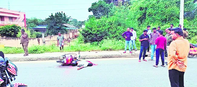 బస్సు ఢీకొని  స్కూటరిస్టు మృతి 
