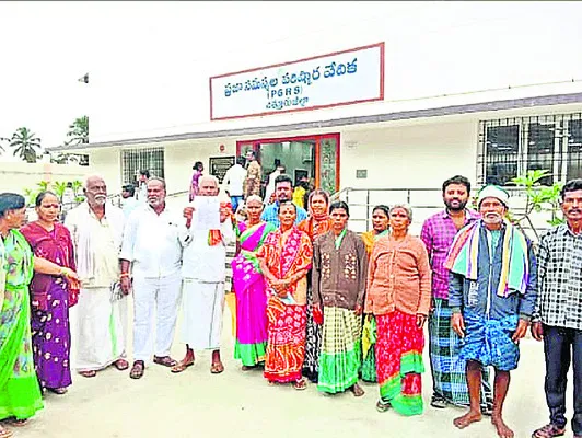 భూమి వారిదని అంటున్నారు.. 
