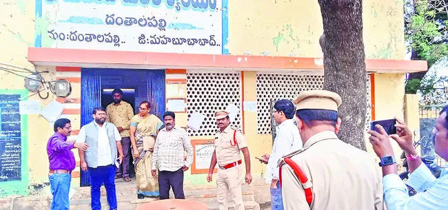 బ్యాలెట్‌ బాక్స్‌ల పరిశీలన