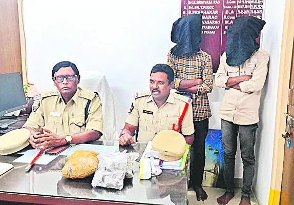గంజాయి విక్రయించే ఇద్దరు యువకులు అరెస్ట్‌ 