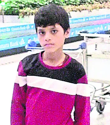 విద్యుత్‌ వైర్లు తగిలి గాయపడిన విద్యార్థి మృతి 