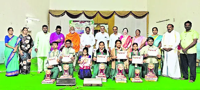 భగవద్గీతను అందరూ చదవాలి
