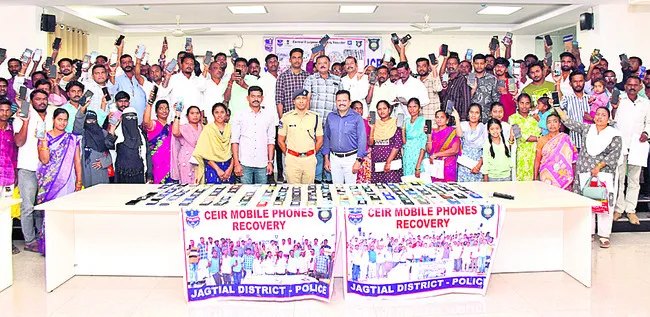 పోగొట్టుకున్న 136 ఫోన్లు అప్పగింత