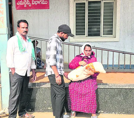 102 వాహనం లేక   బాలింత అవస్థలు