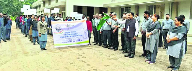 పరిసరాల పరిశుభ్రత అందరి బాధ్యత 