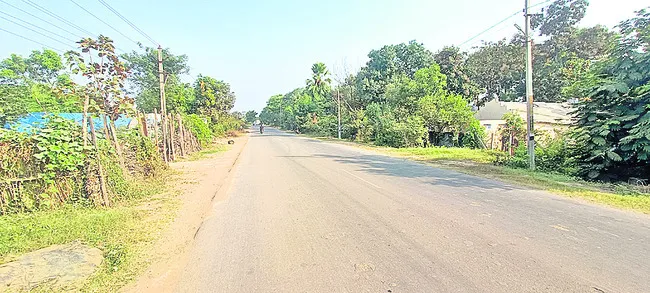 రోడ్డు దాటితే ఊరు మారుడే.. 