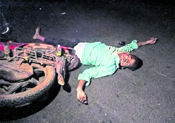 రోడ్డు ప్రమాదంలో విద్యుత్‌ ఉద్యోగి దుర్మరణం