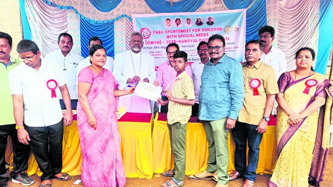 చదువుతో పాటు క్రీడల్లో రాణించాలి