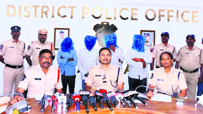 డబ్బు కోసమే రిటైర్డు ఉద్యోగి హత్య