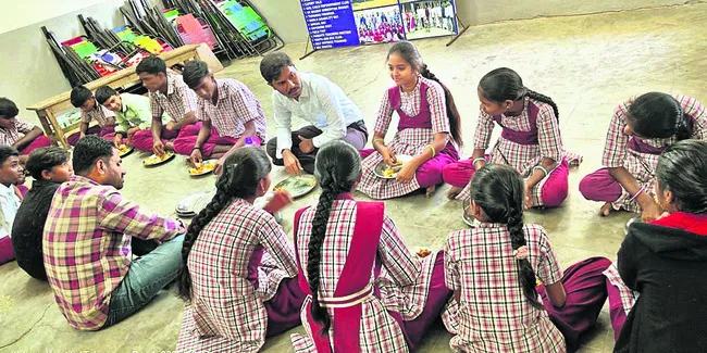 పాఠశాలను సందర్శించిన ట్రెయినీ డిప్యూటీ కలెక్టర్‌
