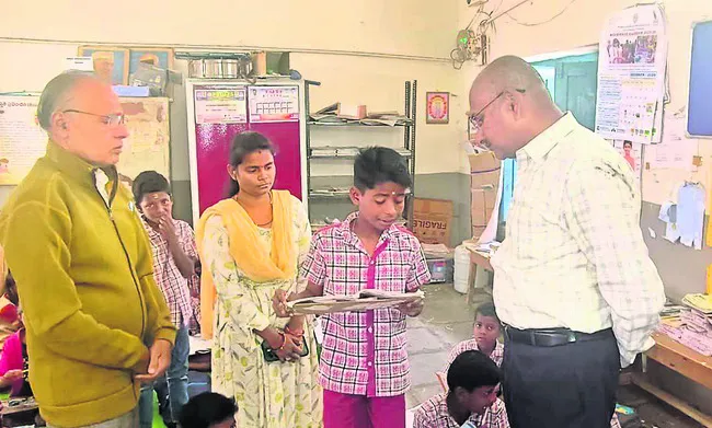 సామర్థ్యాలను పరిశీలించి..  విద్యార్థులను అభినందించి..
