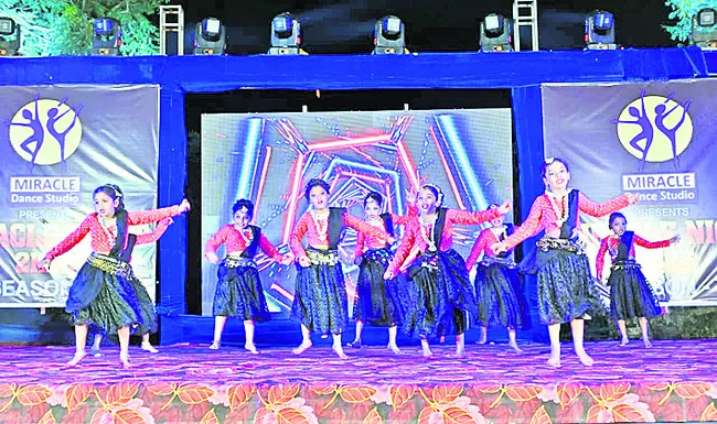 సందడిగా డ్యాన్స్‌ పోటీలు 