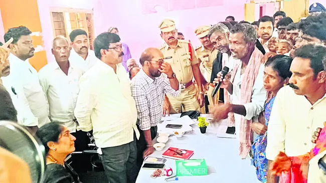 ప్రభుత్వ కుంటలో పనులు ఆపాలి