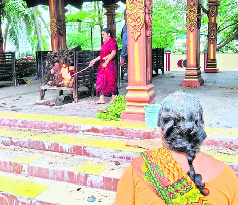 ‘తల్లి’డిల్లి.. కొడుకు చితికి నిప్పు పెట్టి.. 