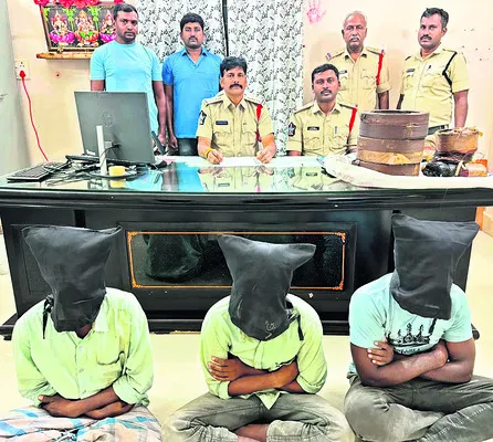 అంతర్‌ జిల్లా హుండీ దొంగలు అరెస్టు