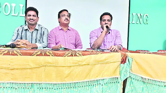 ప్రభుత్వ స్కూళ్లలో 4 వేల మంది విద్యార్థులు తగ్గారు