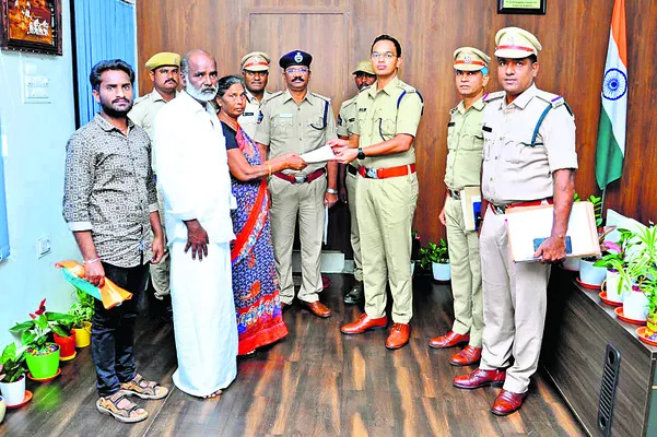 హోంగార్డు కుటుంబానికి చెక్కు అందజేత