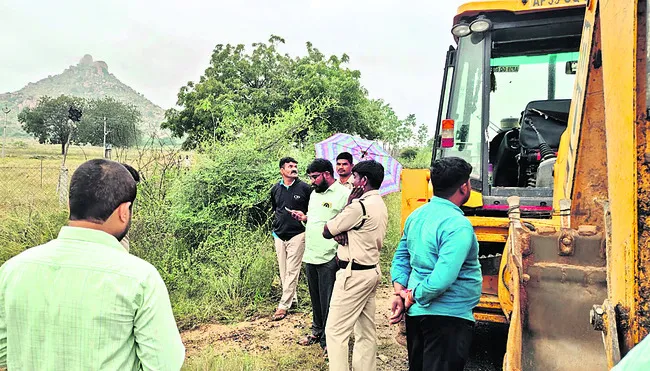 భూ స్వాధీనం అంటూ రెవెన్యూ అధికారుల హల్‌చల్‌.!