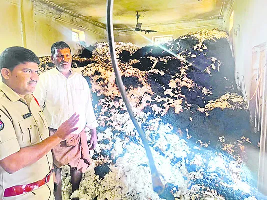 షార్ట్‌ సర్క్యూట్‌తో పత్తి దగ్ధం 