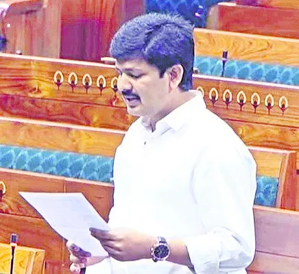 విద్యార్థుల ప్రాణాలతో చెలగాటం వద్దు