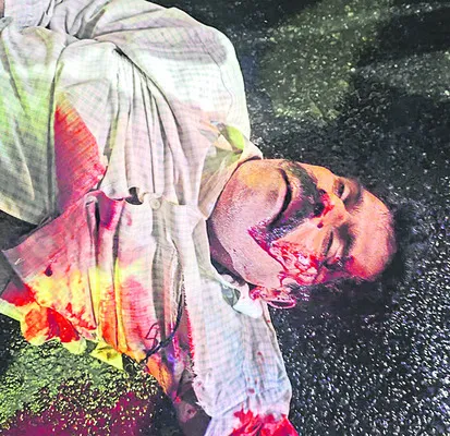 కారు ఢీకొని సెక్యూరిటీ గార్డ్‌  దుర్మరణం 