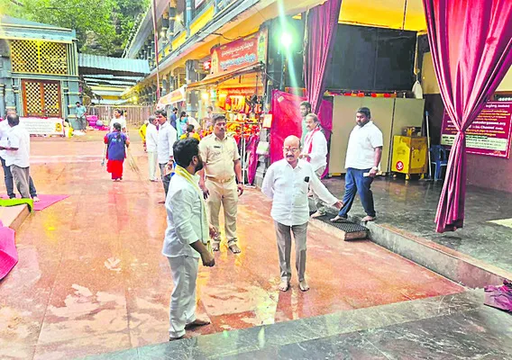 వీఐపీలకు ఒకలా.. టికెట్లపై మరోలా... 