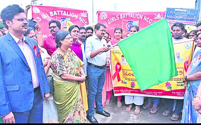 ఎయిడ్స్‌ పట్ల అవగాహన కల్పించాలి