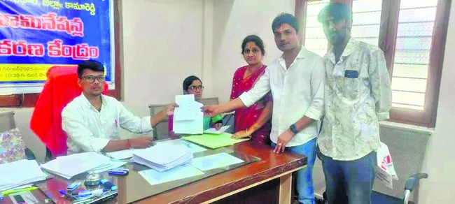 రెండో రోజు నామినేషన్ల జోరు