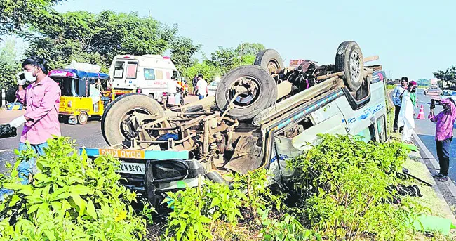 టైరు పేలి.. పల్టీ కొట్టిన వాహనం 