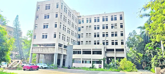 బాగానే ఉన్న భవనం కూల్చేస్తారా?