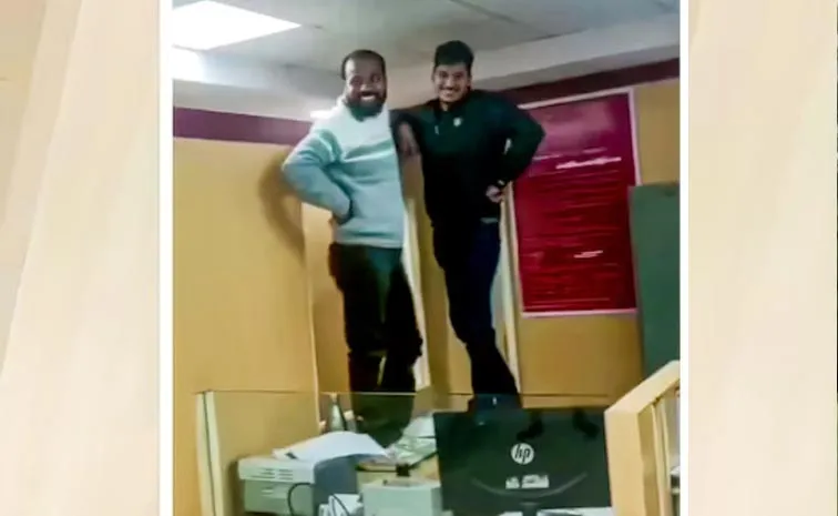 Snake unexpected entry into bank Video Viral