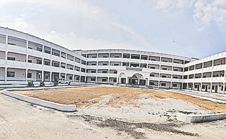 Students Face Trouble in TDP Leaders College: Andhra pradesh