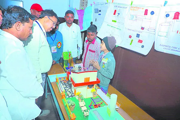 విద్యార్థులు భావి శాస్త్రవేత్తలుగా ఎదగాలి