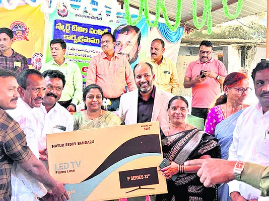 పాఠశాలలకు స్మార్ట్‌ టీవీలు అందజేత