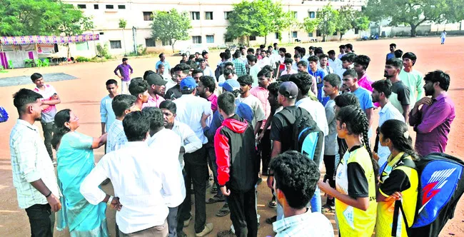 జిల్లా అంతటా శుక్రవారం ఉష్ణోగ్రతలు తగ్గాయి. చలి వాతావరణ