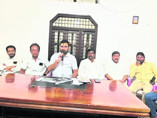 మాజీ ఎమ్మెల్యే ఏ పార్టీలో ఉన్నారో చెప్పాలి