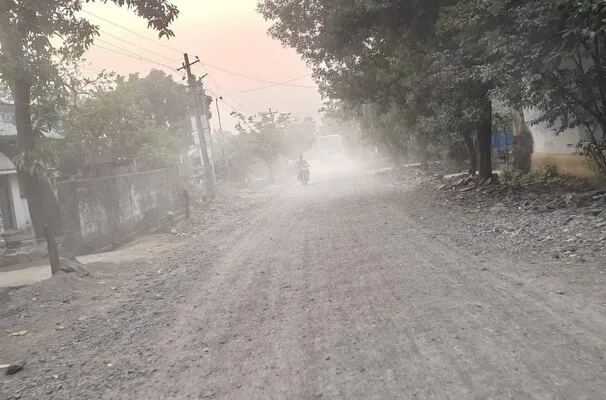 కంకర వేశారు.. తారు మరిచారు
