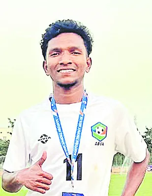 సంతోష్‌ ట్రోఫీ ఫుట్‌బాల్‌ జట్టుకు చీరాల క్రీడాకారుడు 