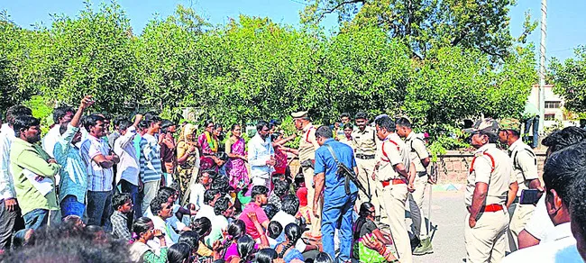 సర్పంచ్‌ ఓట్ల లెక్కింపులో తేడాపై ఆందోళన 