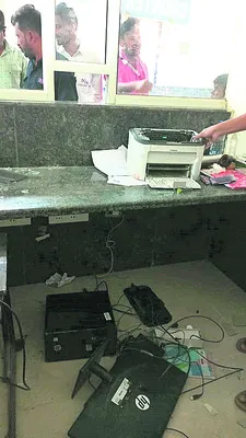 జీజీహెచ్‌లో యువకుడి హల్‌చల్‌ 