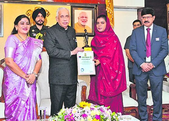 జిల్లా కలెక్టర్‌కు  గవర్నర్‌ ప్రశంసలు  