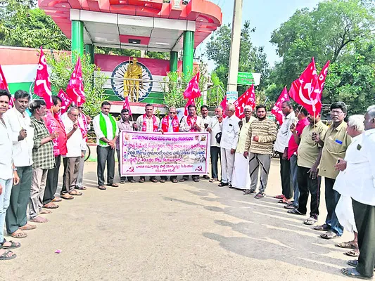 గాంధీ విగ్రహం ఎదుట నిరసన 